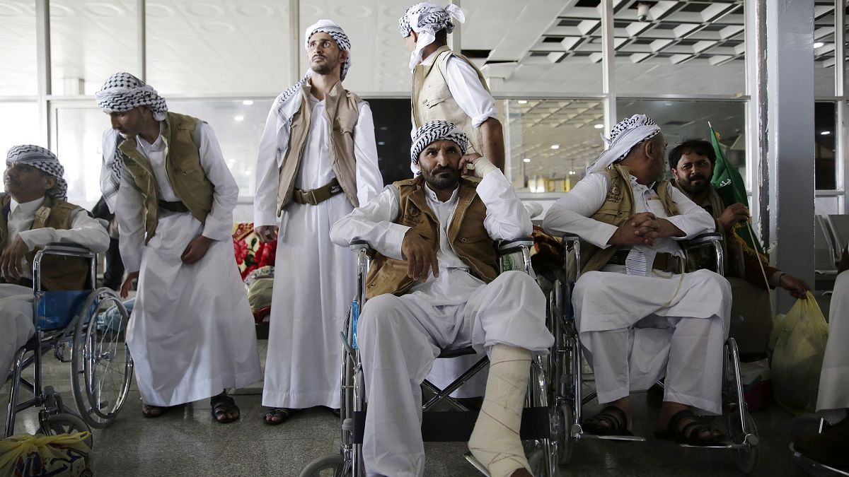 سجناء يمنيون يتجمعون أثناء وصولهم بعد إطلاق سراحهم من قبل التحالف بقيادة السعودية في مطار صنعاء- اليمن/ أرشيف