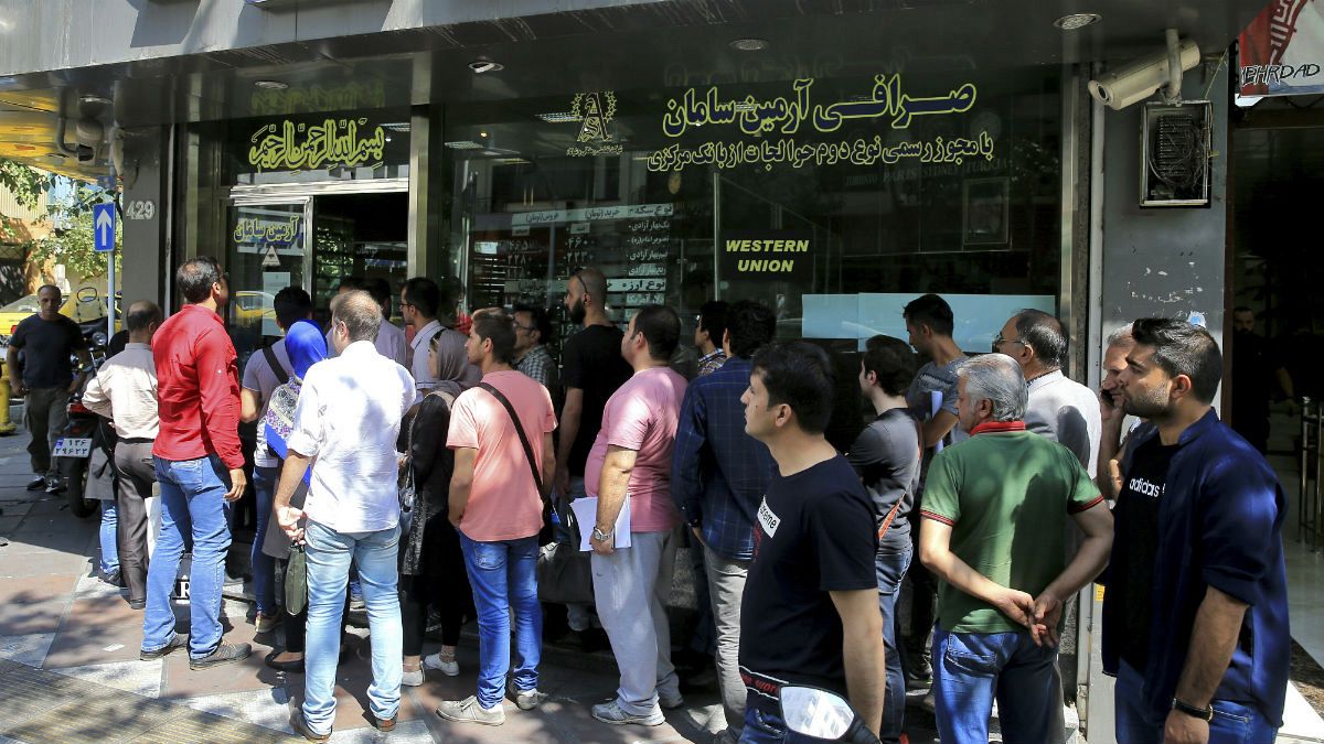 تجمع مشتریان خرید ارز در مقابل یک صرافی فعال در مرکز شهر تهران