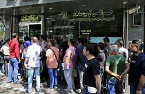 تجمع مشتریان خرید ارز در مقابل یک صرافی فعال در مرکز شهر تهران