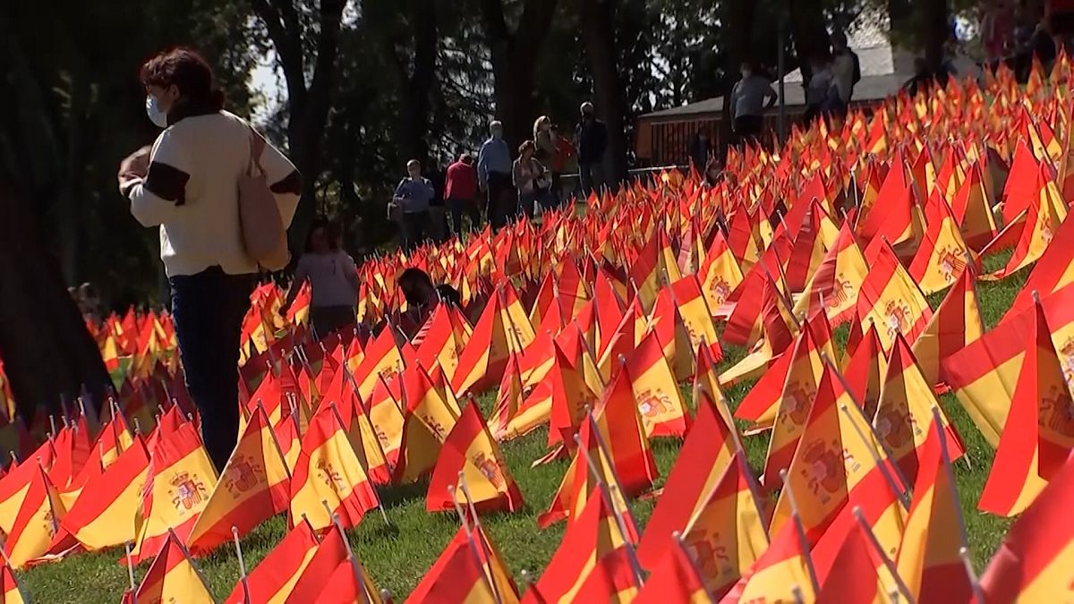 گروهی ناشناس در مادرید به یاد قربانیان کرونا ۵۰ هزار پرچم کاشتند