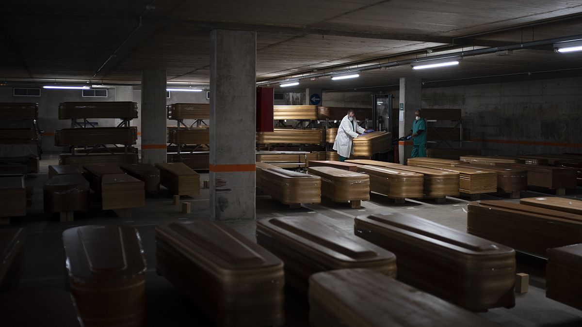 Archives - des employés transportent les cercueils de victimes du Covid à Barcelone en Espagne le 02 avril 2020