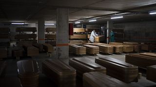 Archives - des employés transportent les cercueils de victimes du Covid à Barcelone en Espagne le 02 avril 2020