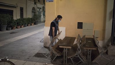 Homem fecha bar em Marselha, França