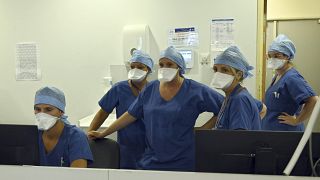 Egészségügyi dolgozók a La Timone kórház intenzív osztályán Marseille-ben