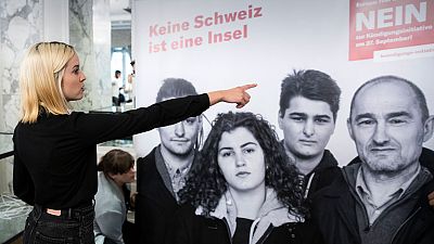 Laura Zimmerman, co-presidente di Operation Libero, davanti a un poster che dice "No, la Svizzera non è un'isola". Alla fine i favorevoli alla stretta migratoria hanno perso