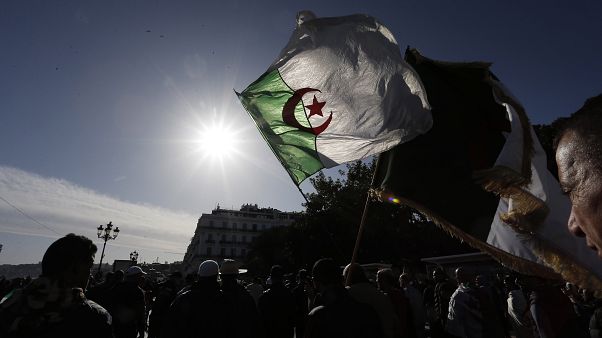 متظاهر يرفع علم الجزائر في احتجاج ضد الحكومة - 20196/12/06 متظاهر يرفع علم الجزائر في احتجاج ضد الحكومة - 20196/12/06