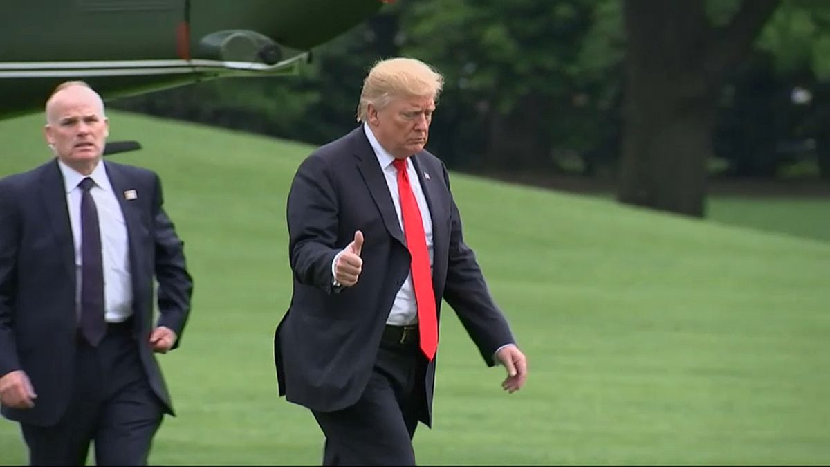 Donald Trump saluda a la prensa tras bajarse del helicóptero en la Casa Blanca