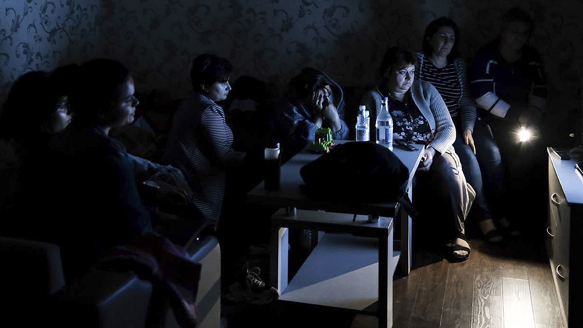 Жители Степанакерта в бомбоубежище смотрят армянское гостелевидение