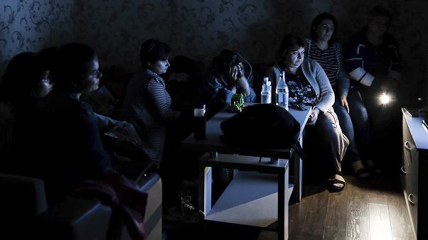 Жители Степанакерта в бомбоубежище смотрят армянское гостелевидение Жители Степанакерта в бомбоубежище смотрят армянское гостелевидение