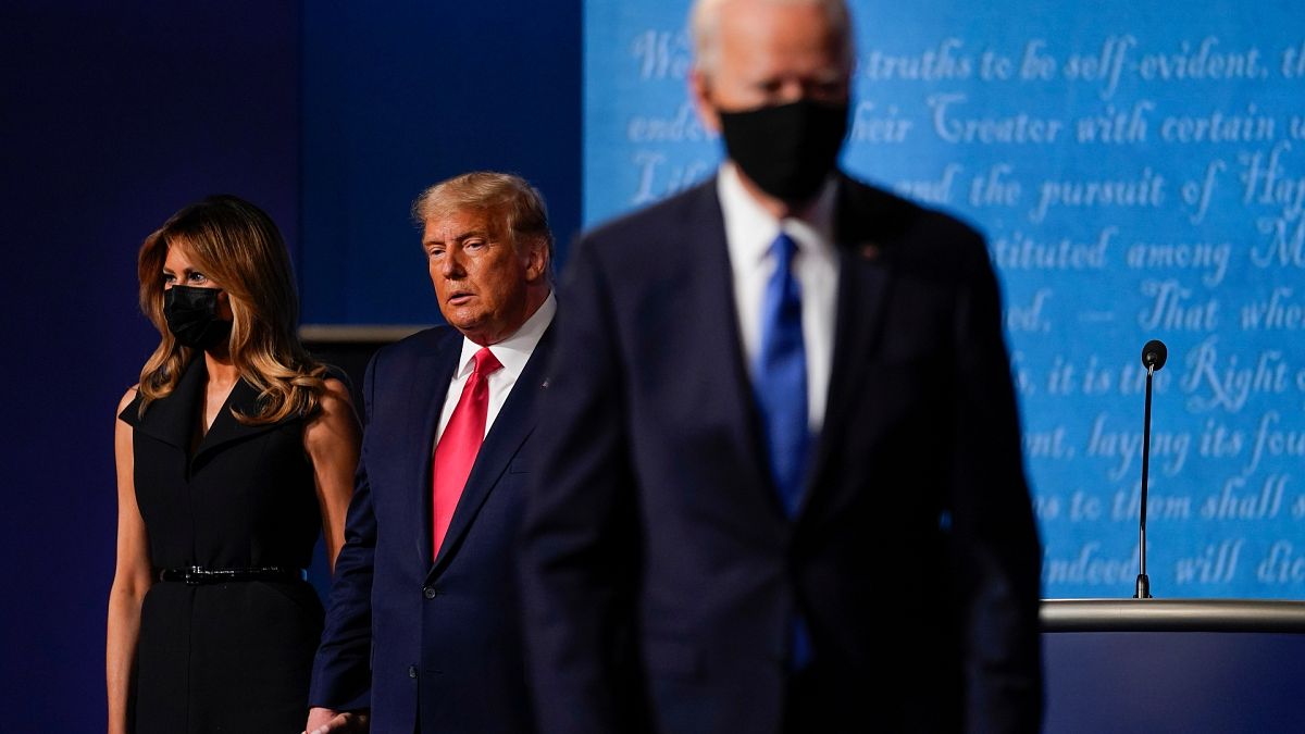 Melania Trump, Donald Trump et Joe Biden sur le plateau à l'issu du dernier débat entre les deux candidats le 23 octobre 2020
