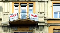 Eladó lakást hirdetnek Budapesten, a Szent István körút egyik régi díszes lakóépületén