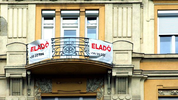Eladó lakást hirdetnek Budapesten, a Szent István körút egyik régi díszes lakóépületén Eladó lakást hirdetnek Budapesten, a Szent István körút egyik régi díszes lakóépületén