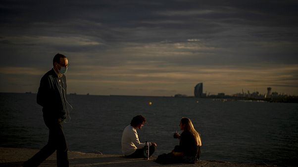 Una pareja y un paseante en el muelle de Barcelona este 27 de septiembre Una pareja y un paseante en el muelle de Barcelona este 27 de septiembre