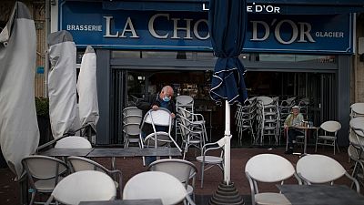 Un ristoratore chiude il suo locale a Marsiglia, domenica 28/09/20
