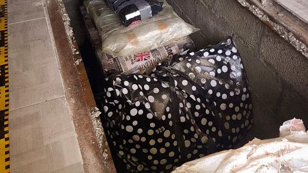La polizia rumena ha scoperto circa 200 libri rari nascosti in una casa in campagna La polizia rumena ha scoperto circa 200 libri rari nascosti in una casa in campagna