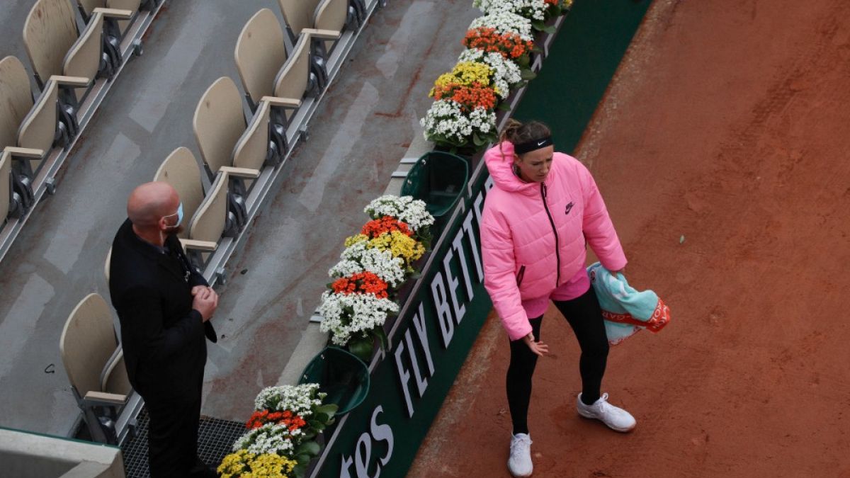 Victoria Azarenka si lamenta del freddo durante un incontro al Roland Garros