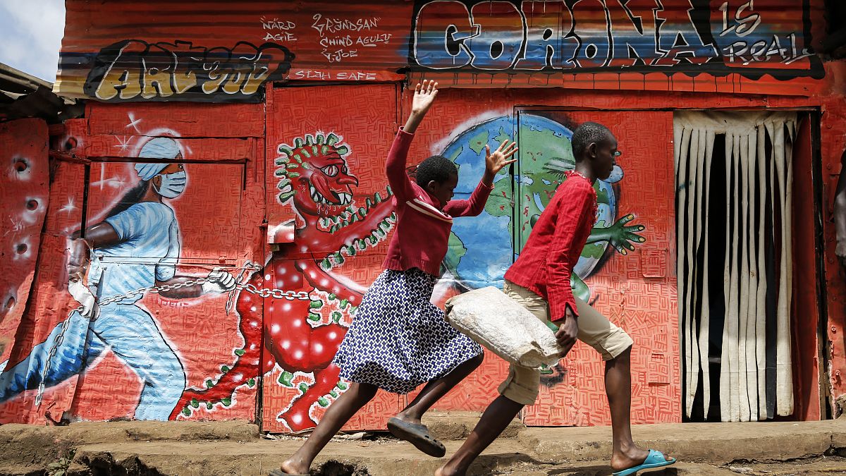 جدارية عن فيروس كورونا في أحد شوارع نيروبي