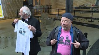 شاهد.. فنان صيني ينظم احتجاجاً صامتاً اعتراضا على تسليم أسانج للولايات المتحدة