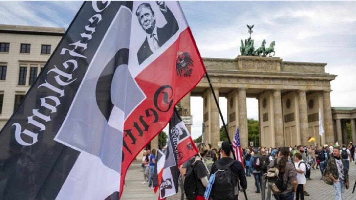 Trump sulla bandiera di un estremista di destra fuori dal Reichstag nell'agosto 2020