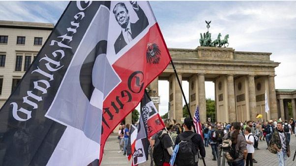 Trump sulla bandiera di un estremista di destra fuori dal Reichstag nell'agosto 2020 Trump sulla bandiera di un estremista di destra fuori dal Reichstag nell'agosto 2020