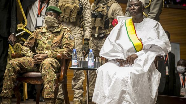Mali geçiş dönemi cumhurbaşkanı N'Daw ve cumhurbaşkanı yardımcısı Goita yemin töreninde Mali geçiş dönemi cumhurbaşkanı N'Daw ve cumhurbaşkanı yardımcısı Goita yemin töreninde
