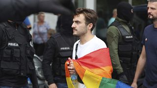 فردی با پرچم رنگین کمانی دگرباشان جنسی در لهستان