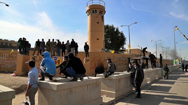 مسلحون موالون لإيران وأنصارهم في اعتصام أمام السفارة الأمريكية في بغداد، الأربعاء 1 يناير 2020 مسلحون موالون لإيران وأنصارهم في اعتصام أمام السفارة الأمريكية في بغداد، الأربعاء 1 يناير 2020