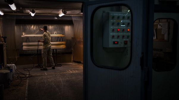 Сотрудник похоронного бюро в Барселоне лакирует гроб, количество жертв COVID-19 превысило 1 миллион человек Сотрудник похоронного бюро в Барселоне лакирует гроб, количество жертв COVID-19 превысило 1 миллион человек