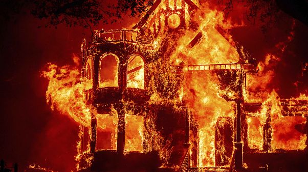Le feu à Saint Helena dans le comté de Napa en Californie. Le feu à Saint Helena dans le comté de Napa en Californie.