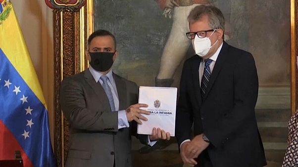 Momento en el que el canciller venezolano entrega el documento al representante de la ONU Momento en el que el canciller venezolano entrega el documento al representante de la ONU