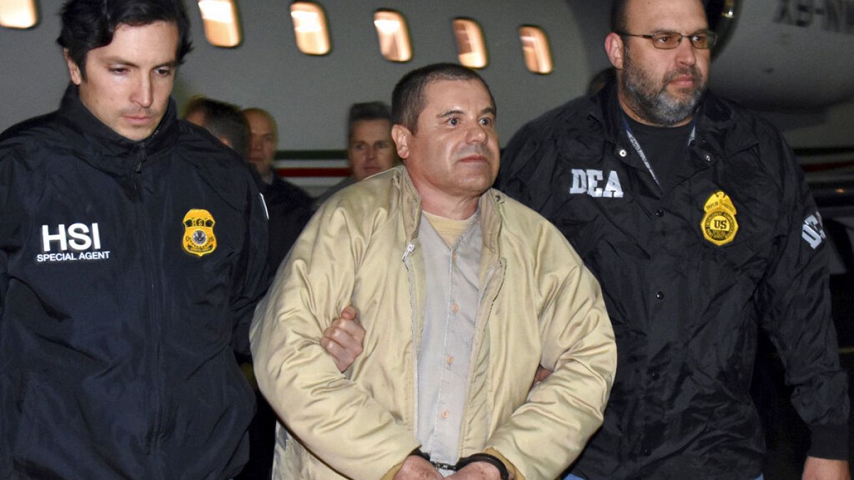 Las autoridades estadounidenses escoltan al narcotraficante mexicano Joaquín "El Chapo" Guzmán desde un avión en Ronkonkoma, Nueva York, el 4 de septiembre