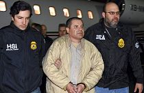 Las autoridades estadounidenses escoltan al narcotraficante mexicano Joaquín "El Chapo" Guzmán desde un avión en Ronkonkoma, Nueva York, el 4 de septiembre