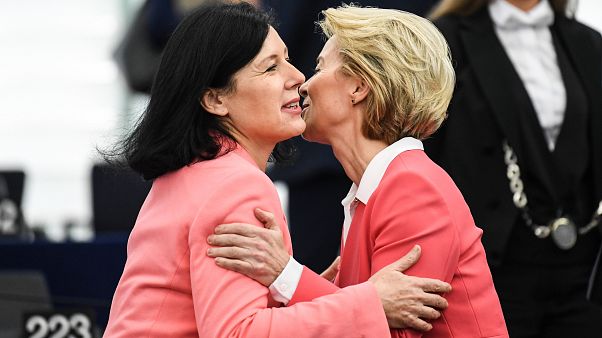 Ursula von der Leyen és Vera Jourová az Európai Parlament strasbourgi üléstermében 2019. november 27-én Ursula von der Leyen és Vera Jourová az Európai Parlament strasbourgi üléstermében 2019. november 27-én