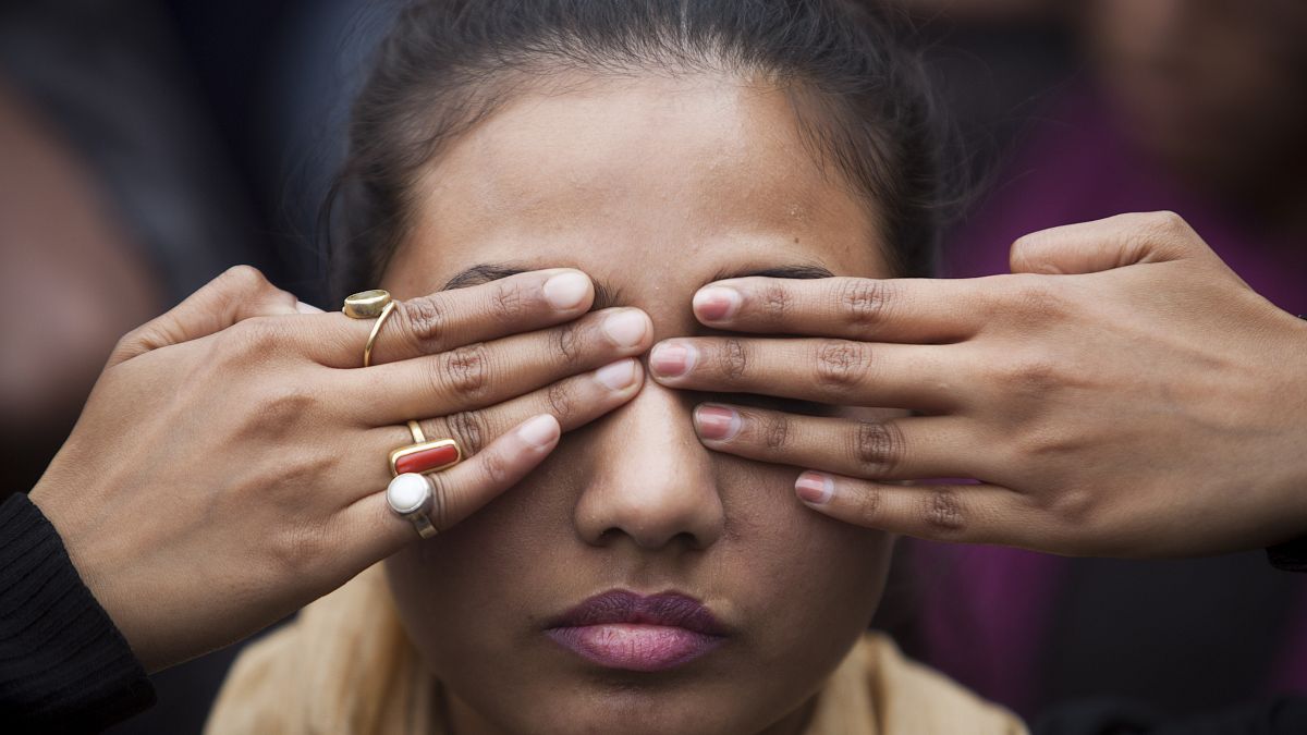 Hindistan'da hemcinsine şiddeti protesto eden bir kadın 
