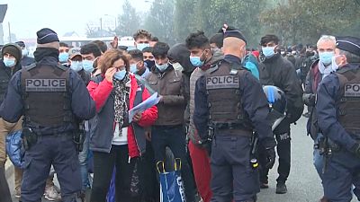 Desalojo de un campamento de inmigrantes cerca de Calais