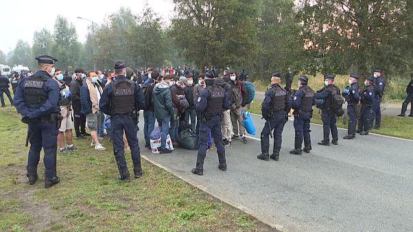 Police encircling migrants Police encircling migrants