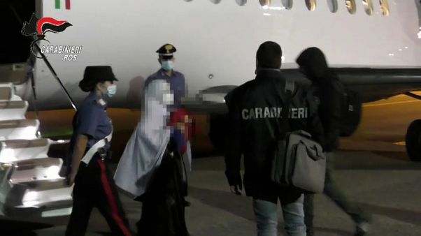 Жену боевика "ИГ" Аличе Бриньоли доставили на родину вместе с детьми Жену боевика "ИГ" Аличе Бриньоли доставили на родину вместе с детьми