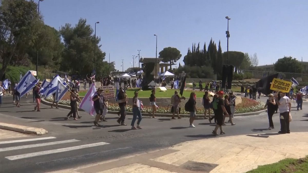 ویدئو؛ تظاهرات روبروی پارلمان اسرائیل در اعتراض به اعمال قرنطینه