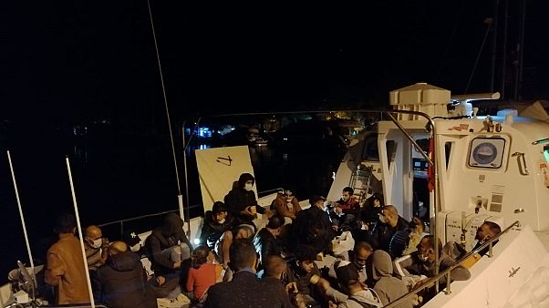 Muğla'nın Marmaris ilçesi açıklarında fiber tekne ve lastik bottaki 87 sığınmacı kurtarıldı. Muğla'nın Marmaris ilçesi açıklarında fiber tekne ve lastik bottaki 87 sığınmacı kurtarıldı.