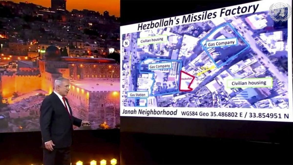 بنیامین نتانیاهو نخست وزیر اسرائیل انباری را که مدعی است انبار سلاح حزب الله است، روی نقشه نشان می دهد