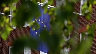 علم الاتحاد الأوروبي معلق في يوروبا هاوس في لندن، الثلاثاء 29 سبتمبر 2020
