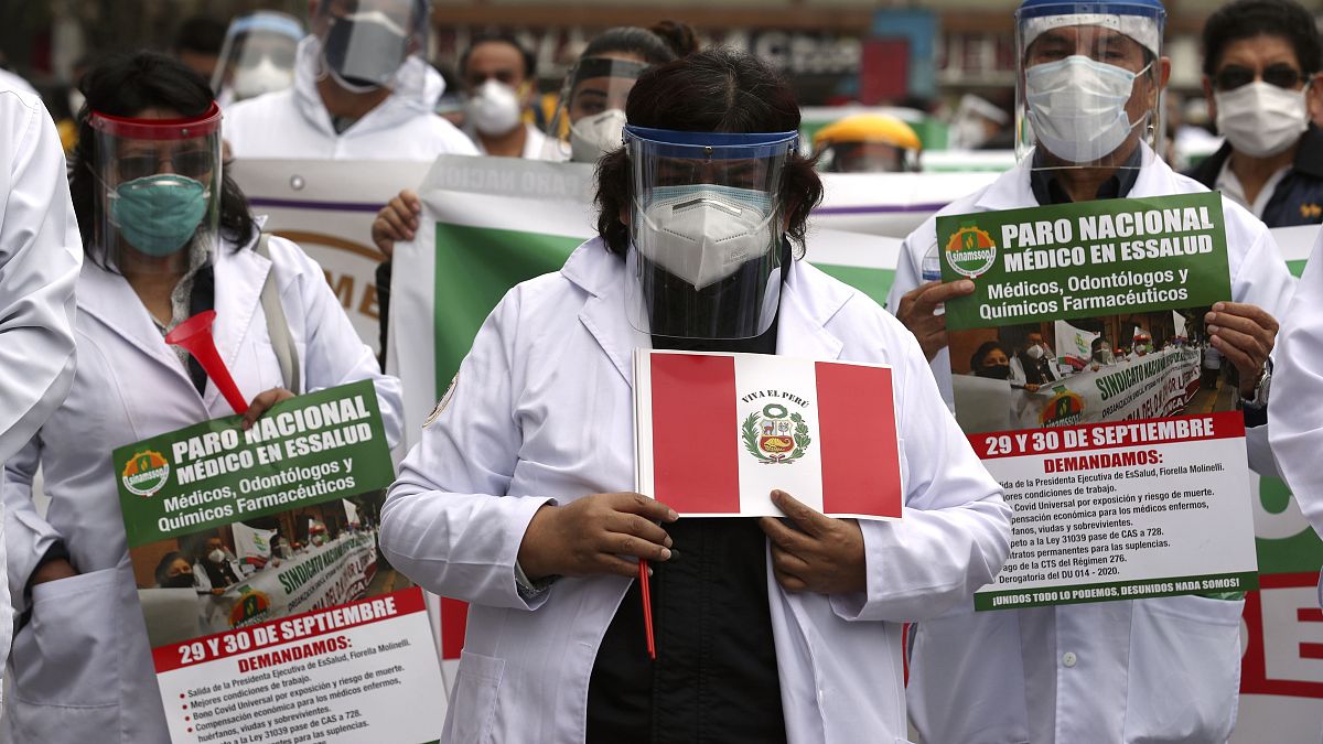 Los trabajadores sanitarios en Perú sufren en primera fila las grandes carencias del sistema hospitalario. 