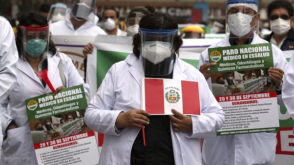Los trabajadores sanitarios en Perú sufren en primera fila las grandes carencias del sistema hospitalario. Los trabajadores sanitarios en Perú sufren en primera fila las grandes carencias del sistema hospitalario.