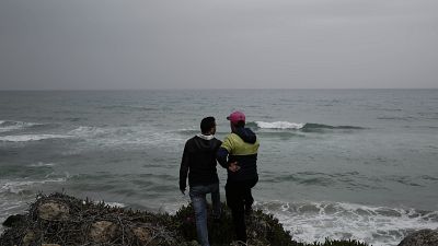 شابان تونسيان (أحمد ومنير) في مدينة رأس الجبل يريدان مغادرة تونس، وهما يقفان على شاطئ البحر حيث يغادر المهاجرون باتجاه إيطاليا- 2018/04/14