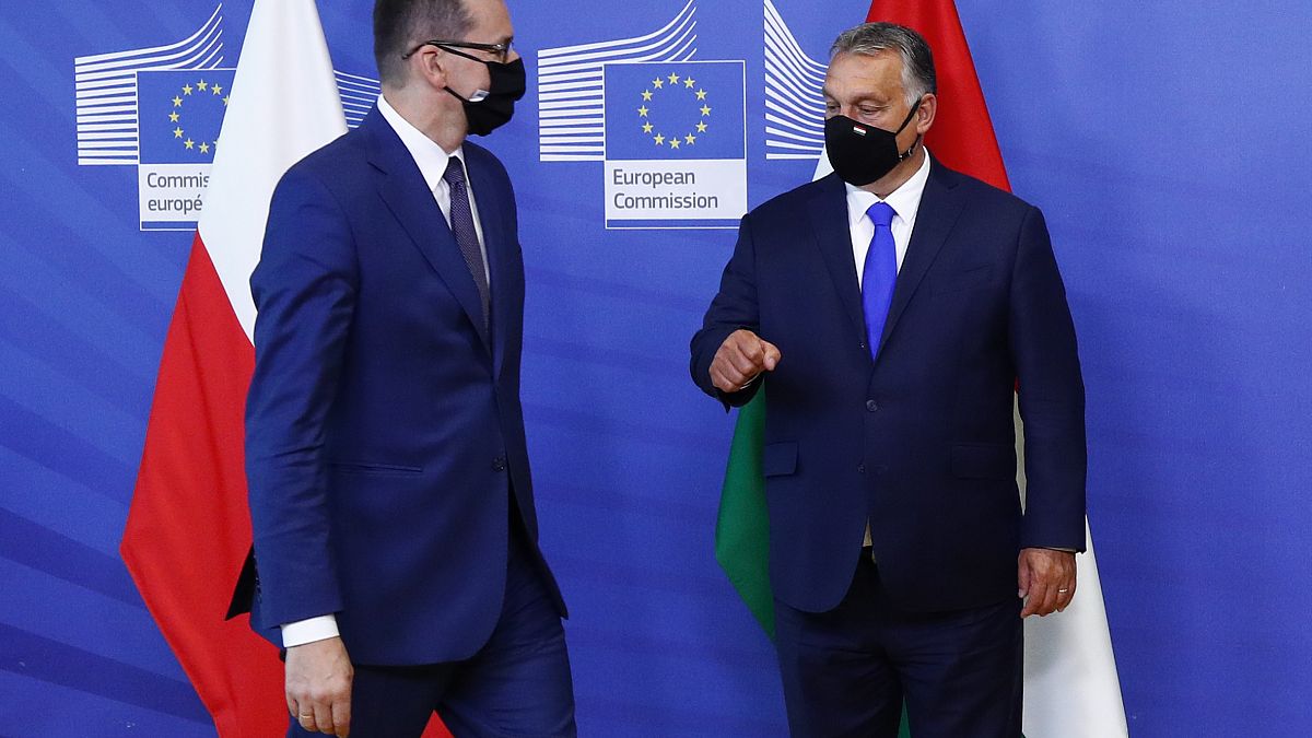 رئيس الوزراء المجري فيكتور أوربان ورئيس الوزراء البولندي ماتيوز موراويكي في مقر الاتحاد الأوروبي في بروكسل 24 سبتمبر 2020.