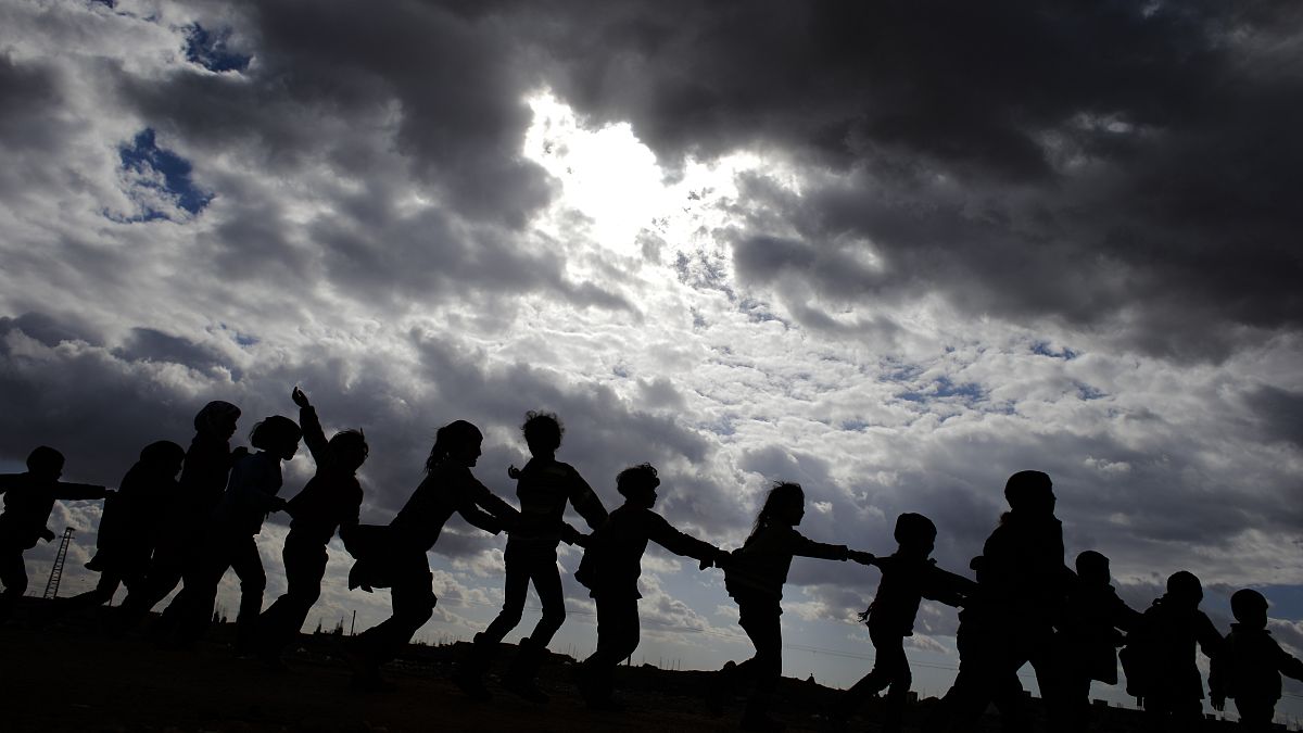 أطفال سوريون يلعبون بعد أن نزحوا مع أسرهم من شرق حلب، سوريا.