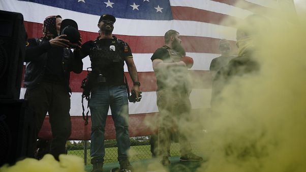 Membri dei Proud Boys tra cui Enrique Tarrio, il secondo da sinistra, durante una manifestazione a Portland lo scorso 26 settembre Membri dei Proud Boys tra cui Enrique Tarrio, il secondo da sinistra, durante una manifestazione a Portland lo scorso 26 settembre
