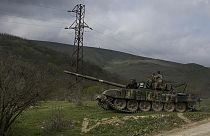 Armenische Soldaten patrouillieren auf einem Panzer in der Nähe des Dorfes Madaghis in Berg-Karabach, Aserbaidschan, 6. April 2016