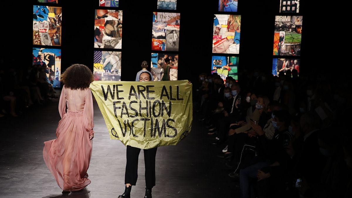Экоактивистка на подиуме во время показа коллекции Dior на Неделе моды в Париже