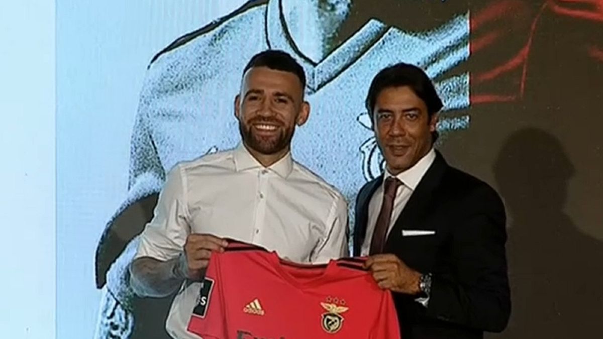 Nicolás Otamendi recebeu a camisola do Benfica das mãos de Rui Costa